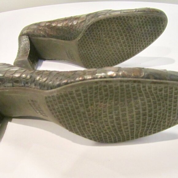 US 7.5 W STUART WEITZMAN TILTING RYE (brown) GLOSSY CROCO pump heels comfort - Picture 4 of 9